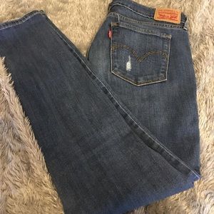Lightly distressed dark wash Levi jean